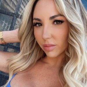 Meet your Posher, Corinne